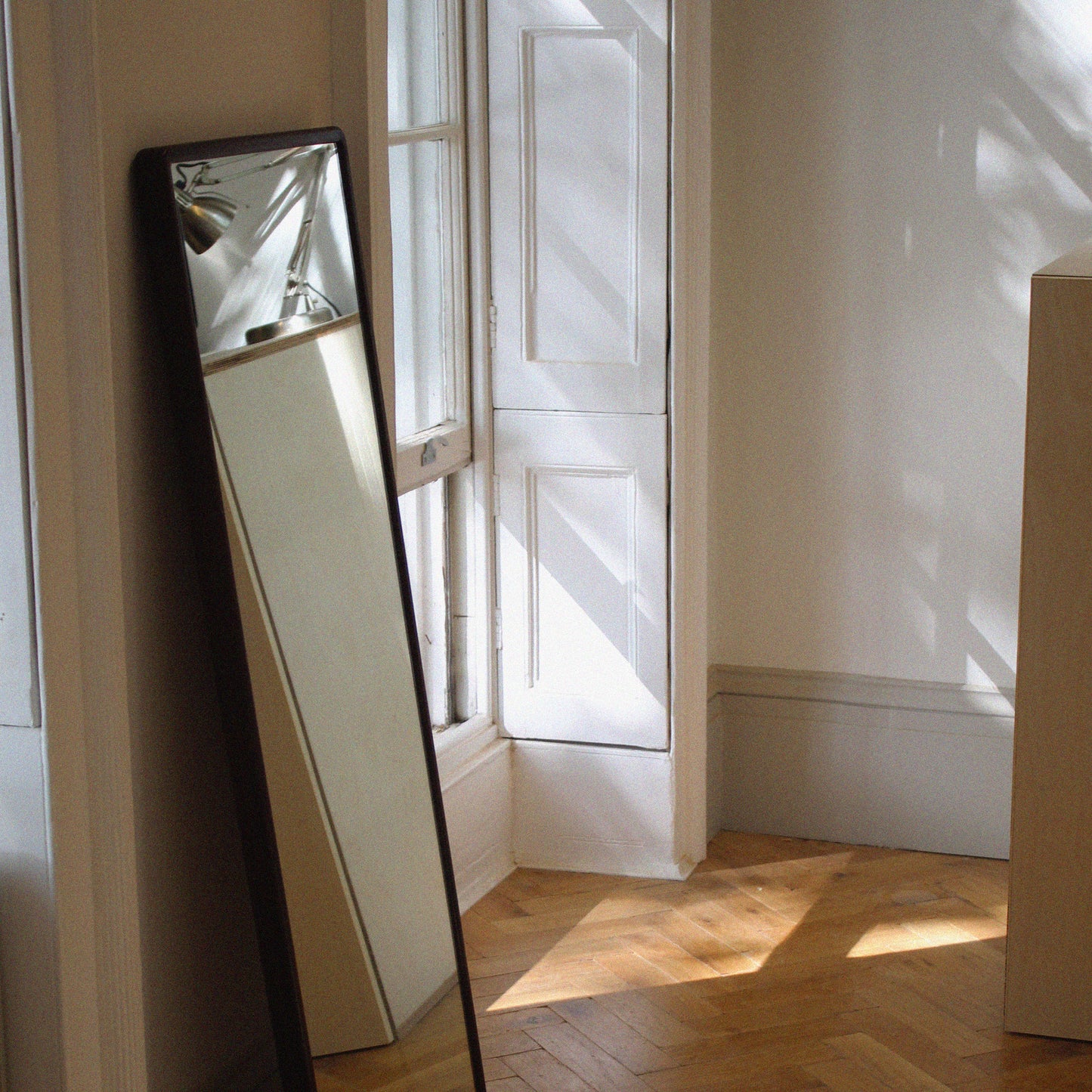Rounded corner mirror — Polished walnut