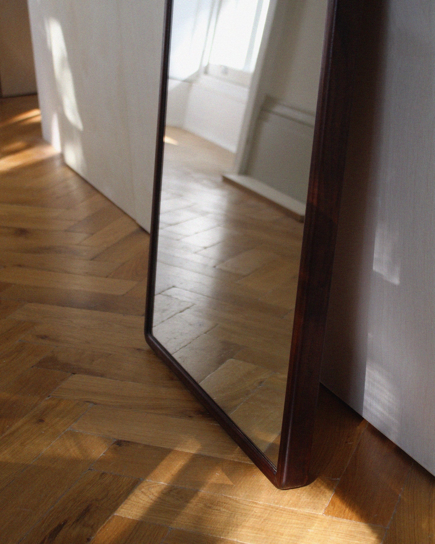 Rounded corner mirror — Polished sapele
